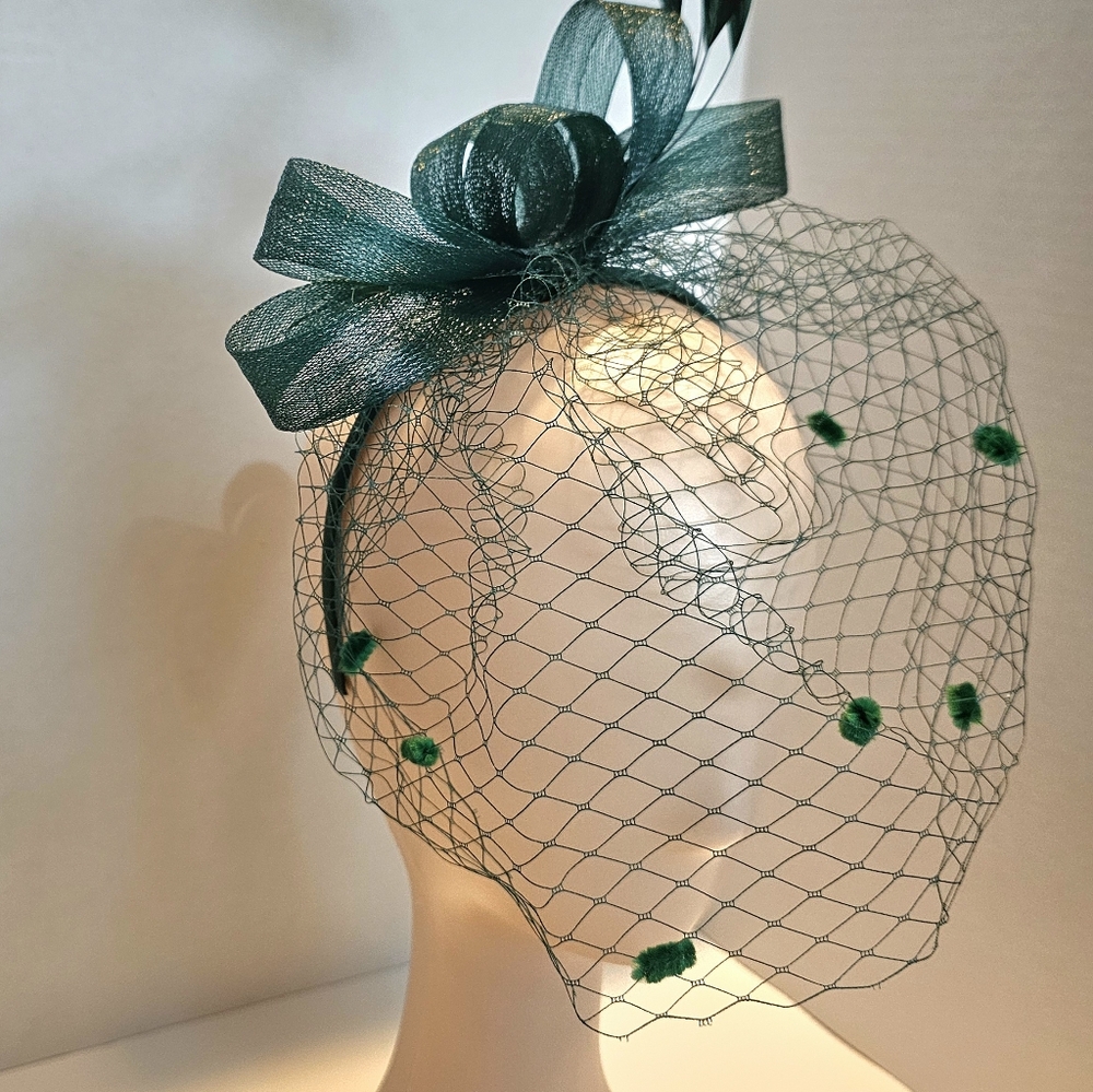 Gorgeous Feathered Green Dotted Veil Full Coverage Fascinator with Bow Tea NWT